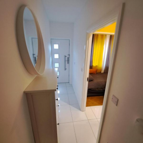 Lovely and Modern Groundfloor 1 Single Bedroom Condo with Netflix, Tea/Coffee/Biscuits